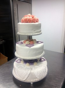 ferdig montert kake på staivet