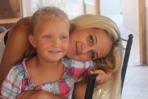 Marie og Alba, en av serveringsdamene på hotellet