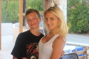 Stian er visstnok gift med denne skjønne unge damen. Du ser vel kanskje hvorfor selv??? Ikke alle som er så heldige!!! 