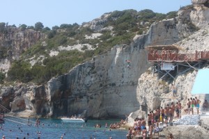 Her hoppet de som var gærne nok til det. Du ser det ikke så godt på bildet, men det er rundt 10- 12 meter ned og de lander inntil klippeveggen!!!