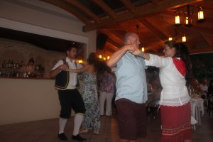 folk i alle aldre måtte delta på ett eller annet vis, men de fleste gjorde det gladelig