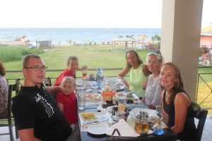 Her er gjengen samlet på den eneste restauranten som vet hva gluten er og som serverer glutenfri mat; Simply Greek