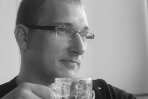 Kenneth nyter en Mythos, lokalt øl som kostet en slikk og ingenting